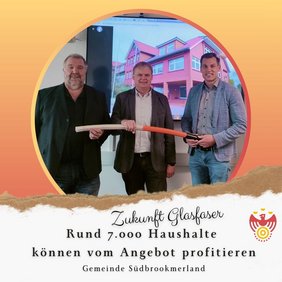 Drei Männer halten ein Glasfaserkabel