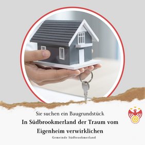 Eine Person hält ein Modellhaus und einen Schlüssel in den Händen