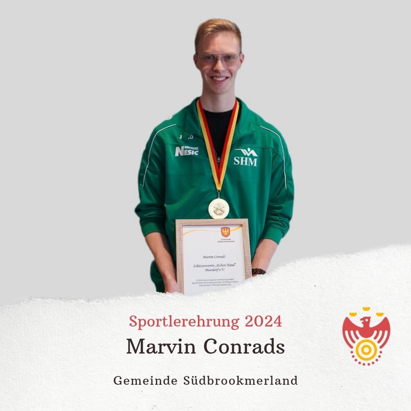 Marvin Conrads hält eine Urkunde, trägt eine Medaille um den Hals und lächelt in die Kamera