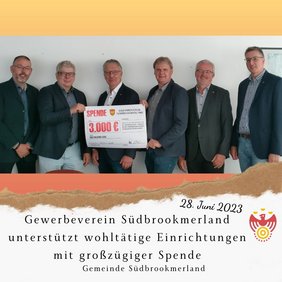 Dem Gewerbeverein Südbrookmerland wird eine Spende von 3000€ überreicht