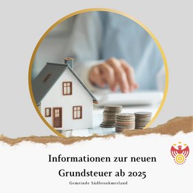 Ein Modellhaus und drei Stapel Münzen. Im Hintergrund sitzt eine Person