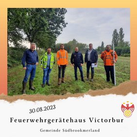 Mehrere Männer stehen nebeneinander auf einer Wiese und blicken in die Kamera
