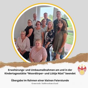 Einige Personen lächeln in die Kamera