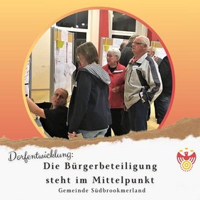 Mehrere Personen stehen in einem Raum und sehen sich Notizen an Pinnwänden an