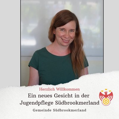 Eine Frau lächelt in die Kamera